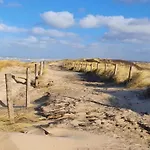 Near Woods And Egmond 別荘